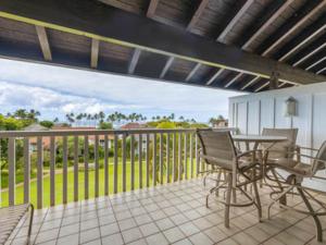 patio con mesa y sillas en el balcón en Kiahuna Plantation Resort Kauai by OUTRIGGER en Koloa