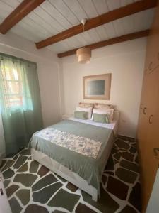 una camera con un letto di red2 guest house a Flampouria