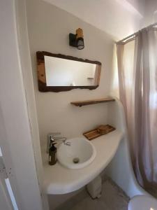 małą łazienkę z umywalką i lustrem. w obiekcie red2 guest house w mieście Flampouria