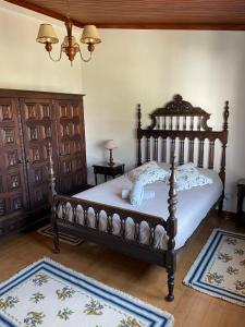 een slaapkamer met een bed en twee tapijten bij Fountain of Happiness in Óbidos