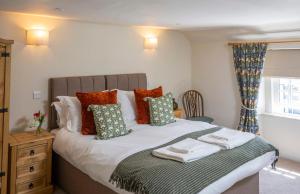 Uma cama ou camas num quarto em Cross Keys Inn Ettrickbridge