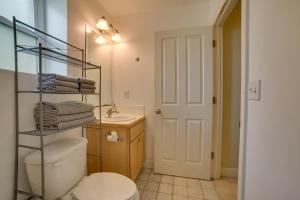 uma casa de banho com um WC e um lavatório em Airy Seattle Apartment about 7 Mi to Downtown! em Seattle