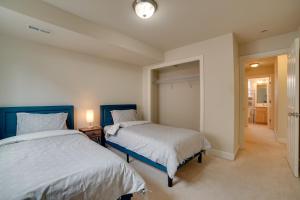 um quarto com 2 camas e um closet em Airy Seattle Apartment about 7 Mi to Downtown! em Seattle