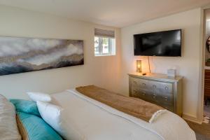 馬尼溫泉的住宿－Manitou Springs Cottage with Mountain Views!，一间卧室配有一张床和一台平面电视