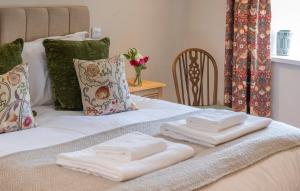 Uma cama ou camas num quarto em Cross Keys Inn Ettrickbridge