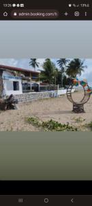 uma imagem de uma praia com uma escultura na areia em Pousada Princesa do Mar em Tamandaré