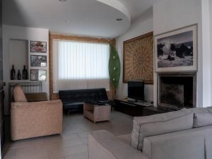 uma sala de estar com um sofá e uma lareira em Villa Patty em Nápoles