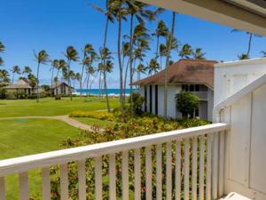 uma varanda de uma casa com vista para o oceano em Kiahuna Plantation Resort Kauai by OUTRIGGER em Koloa