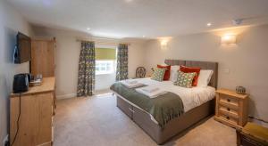 Uma cama ou camas num quarto em Cross Keys Inn Ettrickbridge