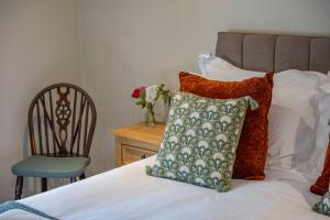 Uma cama ou camas num quarto em Cross Keys Inn Ettrickbridge