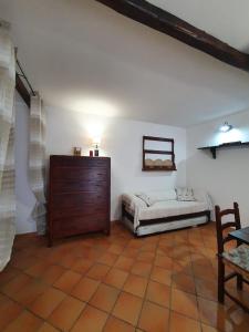 - une chambre avec un lit et une commode dans l'établissement Nonna Elena, à Rodi Garganico