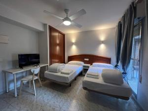 Säng eller sängar i ett rum på Hostal la Embajada