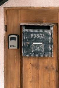een houten deur met een postzegel erop bij Appartamento La Tana sulle Dolomiti in San Vito di Cadore