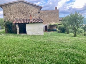 an old stone house in a field of grass at Bargi in Lugnano