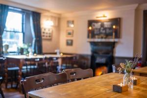 Um restaurante ou outro lugar para comer em Cross Keys Inn Ettrickbridge