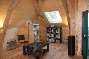 een kamer in een houten hut met een tafel en stoelen bij Le Clos Chaillan in Cinq-Mars-la-Pile