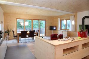 a kitchen and living room with a table and chairs at ZeiTraum Ferienwohnung Braunhörnle in Elzach