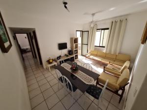 a living room with a couch and a table at Vista p Mar Apt. Centro Meaípe in Guarapari