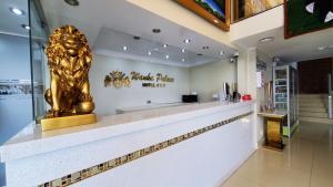 een gouden leeuw standbeeld op een toonbank in een winkel bij Hotel Wanka Palace in Huancayo