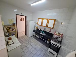 Η κουζίνα ή μικρή κουζίνα στο Vista p Mar Apt. Centro Meaípe