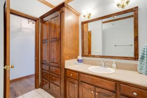 Ванная комната в Home in Cimarron National Golf Club with Hot Tub! +25 фотографий