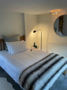 - une chambre avec un lit et une couverture dans l'établissement Highway Cottage, à Kilburn