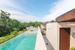 Bazén v ubytování BajoCielo107 Lux 2BR Condo Priv Pool in Aldea Zama nebo v jeho okolí