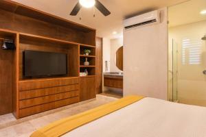 TV a/nebo společenská místnost v ubytování BajoCielo107 Lux 2BR Condo Priv Pool in Aldea Zama