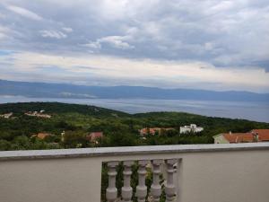 - un balcon avec vue sur l'eau dans l'établissement Apartmani Danica, à Vrbnik