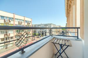 einen Balkon mit einer Bank und Stadtblick in der Unterkunft Kamienica Centrum Apartament nr 14 in Stettin