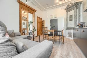 ein Wohnzimmer mit einem Sofa und einem Tisch in der Unterkunft Kamienica Centrum Apartament nr 14 in Stettin