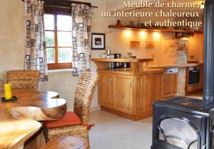 a kitchen with a table and a stove at Villa 'Deux Couples' dans le Paradis des Gourmands, de paix et de quiétude - inclus Soirée Dégustation Vin & Viande in Saint-Jean-de-Côle