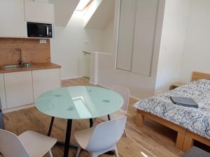 a kitchen and a table and chairs in a room at Apartamenty Elbląska 20A in Braniewo