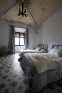 AlmendralにあるEl palacete azulの格天井のベッドルーム1室(ベッド2台付)