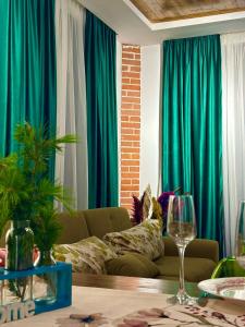 - un salon avec des rideaux bleus et un canapé dans l'établissement WoodStar/ტყის ვარსკვლავი, à Ambrolaouri