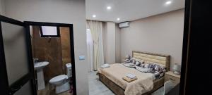 Dormitorio pequeño con cama y lavamanos en CityCenterHotel Shkoder, en Shkodër