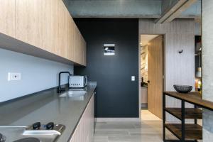 Kuchyň nebo kuchyňský kout v ubytování Factory Lofts Hotel + 37 fotografií