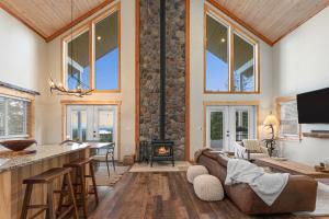 Una sala de estar con un sofá y una chimenea. en Little Tooth Retreat - Big Cabin, en Sandpoint