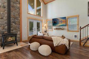 Una sala de estar con un sofá y una chimenea. en Little Tooth Retreat, en Sandpoint