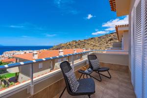 d'un balcon avec deux chaises et une vue sur l'océan. dans l'établissement Casa del Sol, à Puerto de Santiago