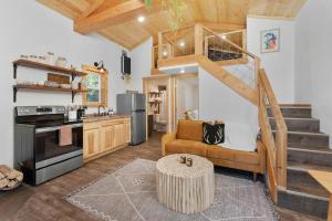 cocina y sala de estar con escalera de caracol en Little Tooth Retreat, en Sandpoint
