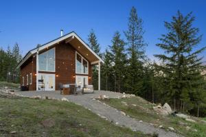 una casa en la cima de una colina con árboles en Little Tooth Retreat, en Sandpoint