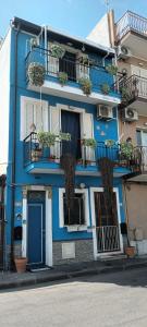 賈迪尼－納克索斯的住宿－SABRINA'S HOUSE，阳台上种植了盆栽植物的蓝色建筑