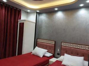 Tempat tidur dalam kamar di استديو بورتو جولف مارينا علي الاكوا مستوي راقي