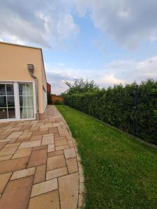 a brick walkway in front of a house at Private Zimmer in Neubau Familienhaus in Alsfeld