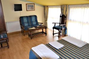 Televízia a/alebo spoločenská miestnosť v ubytovaní Hostal Infanta Doña Leonor