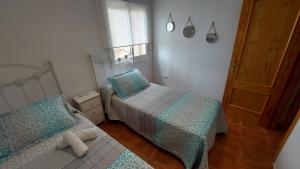 Postel nebo postele na pokoji v ubytování Apartamento con vistas a la piscina y al castillo templario + 16 fotografií