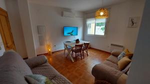 Posezení v ubytování Apartamento con vistas a la piscina y al castillo templario