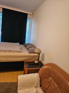 Giường trong phòng chung tại Comfortable 1 bedroom apartment in Helsinki