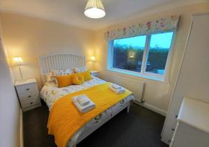 En eller flere senge i et værelse på Gerddi'r Coed